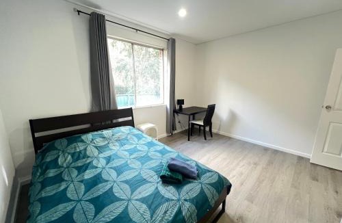 Guildford House | Spacious Queen Room - Train Station - NG5