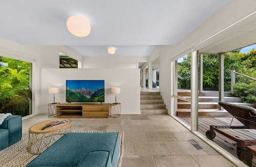 Dromana House | Spacious retreat with ocean views
