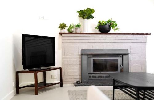 Ringwood House | Spacious Ringwood Family Home Near Parks & Shops