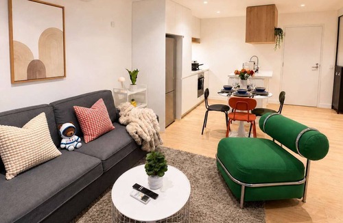 South Melbourne Apartment | Spacious South Melbourne Apartment with 1 Bedroom, 2 Queen Beds, City and Bay Views, Near CBD and Beach