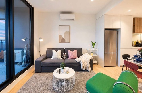 South Melbourne Apartment | Spacious South Melbourne Apartment with 1 Bedroom, 2 Queen Beds, City and Bay Views, Near CBD and Beach