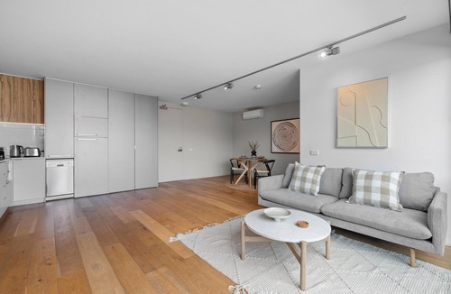 Saint Kilda South Apartment | Spacious St Kilda by Ready Set Stay