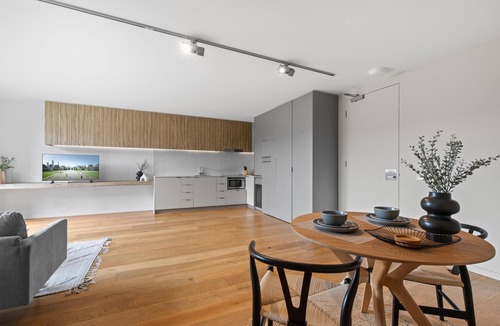 Saint Kilda South Apartment | Spacious St Kilda by Ready Set Stay