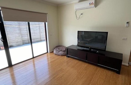 Glenroy House | Spacious & Sunny 2BR with garage,11 min to airport