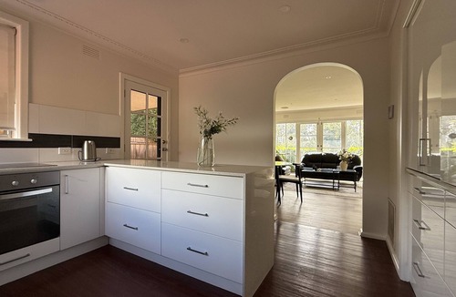Wantirna House | Spacious Wantirna Family Home | 3BR, 2 Bath, Deck & Parking| Holiday Retreat
