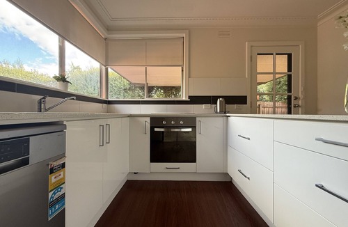 Wantirna House | Spacious Wantirna Family Home | 3BR, 2 Bath, Deck & Parking| Holiday Retreat