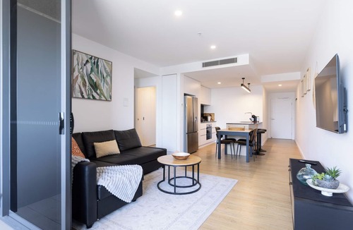 South Brisbane Apartment | Spectacular views, king bd + single bed & parking