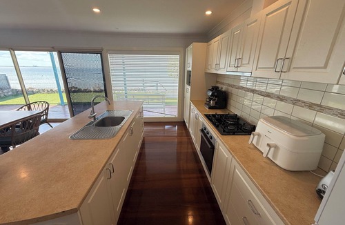 Melville House | St Helen's-Absolute Beach Front, off peak special!