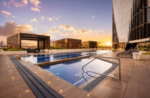 Docklands Apartment | Starlight. Docklands Views, Pool, Jacuzzi, Free Tram