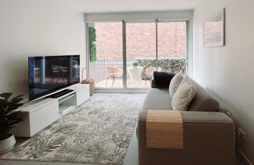 St Kilda Apartment | Stay in Melbourne's favourite beachside playground with Free Secure Parking