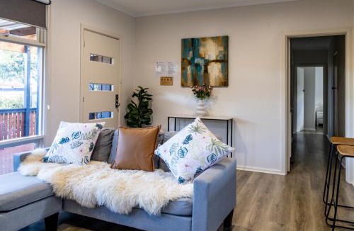 Wantirna South House | StayAU Cozy 3BR Getaway Near Westfield Knox