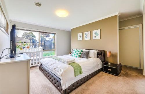Point Cook House | StayAU Spacious Stay Point Cook