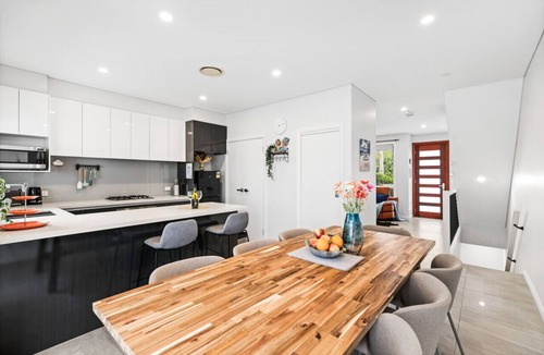 Asquith House | StayAU Spacious Townhouse Asquith near Golf
