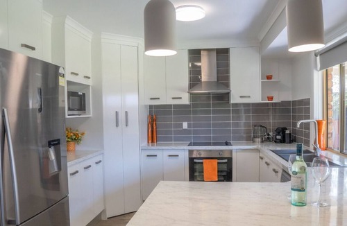 Urraween House | Stays with Ripley, 4bed, 2 bath pet friendly home only 3min drive to Hosp/beach!