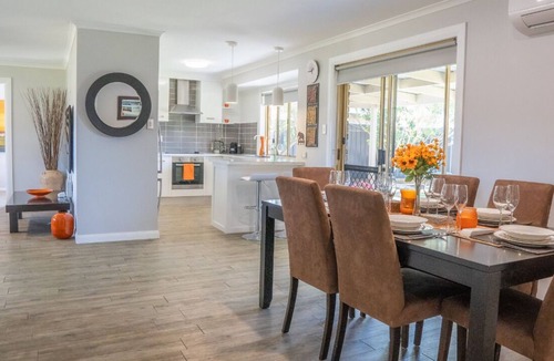 Urraween House | Stays with Ripley, 4bed, 2 bath pet friendly home only 3min drive to Hosp/beach!