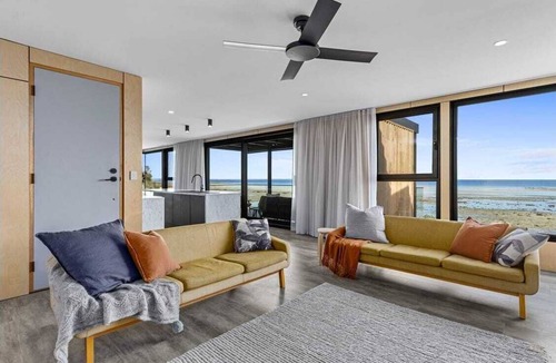 Yorke Peninsula House | Step straight onto the white sands of Hardwicke Bay from this coastal retreat