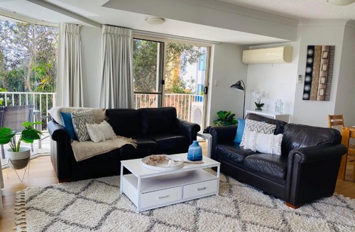 Mudjimba Apartment | Steps From The Beach 3br Apt FREE Wifi,Pool,Parking,Smart TV