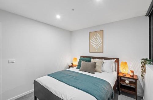 Abbotsford Apartment | Steps to the River, Minutes to the City