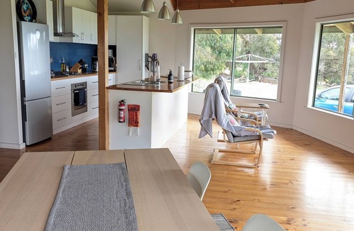 Duncan House | Still Windy | Secluded Couples Retreat Near Snelling Beach