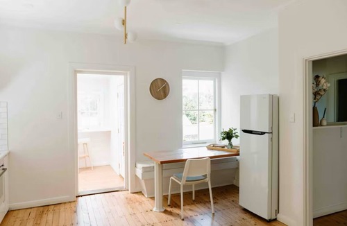 Aldgate Cottage | Stonegate Cottage - Elegant Stone Cottage with Wood Fire, King Bed,