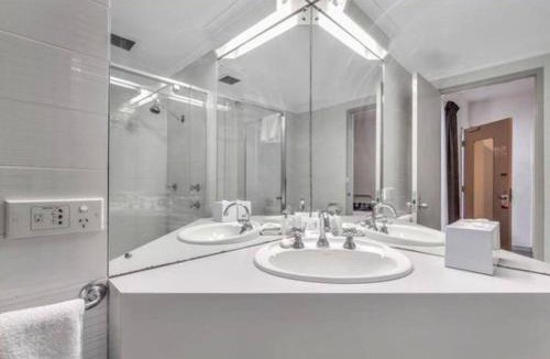 Adelaide Central Business District Apartment | Studio 431/247 gouger st ex hotel room in city