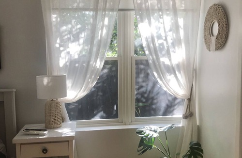 Bayview Apartment | Studio minutes from Waterfront walks, close to Pasadenas, cafes, restaurants