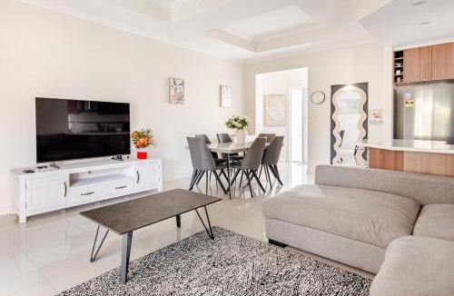 Nollamara Villa | Stunning as new 3 Queen Home