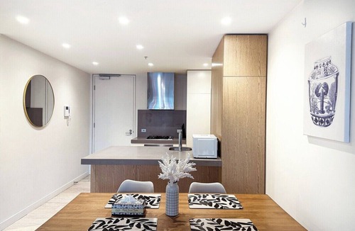North Melbourne Apartment | Stunning courtyard 2BR1BA North Melbourne+Parking