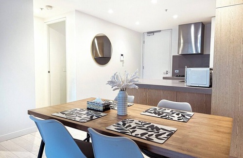North Melbourne Apartment | Stunning courtyard 2BR1BA North Melbourne+Parking