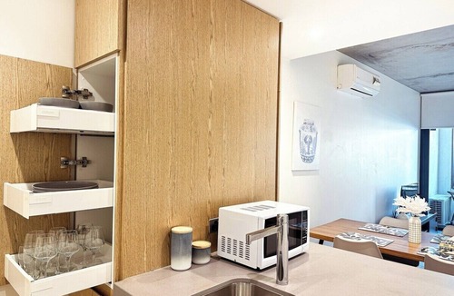 North Melbourne Apartment | Stunning courtyard 2BR1BA North Melbourne+Parking