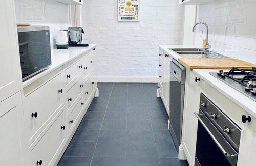 Bathurst House | Stunning Keppel St. Federation Cottage