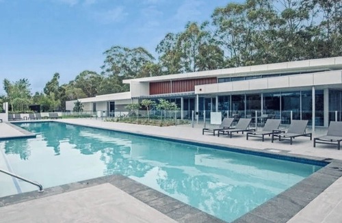 Varsity Lakes Apartment | Stunning large Gold Coast apartment with views and resort facilities