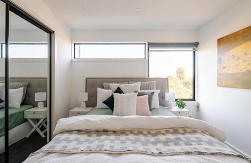 Footscray House | Stunning, modern, two-story detached townhouse