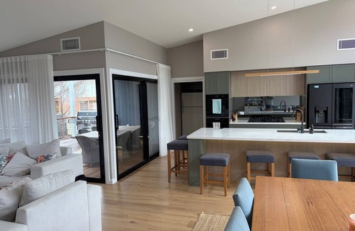 Orange House | Stunning New Build | Relaxed Luxury in Orange CBD