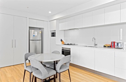 Surfers Paradise Apartment | Stunning Ocean Views! 2 Bedroom Apartment
