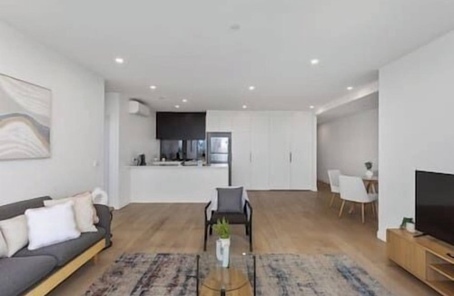 Footscray Apartment | Stunning River & City Views + Huge Balcony!