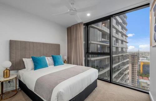 South Brisbane Apartment | Stunning River & Mountain Views with 2BR, Pool & Gym