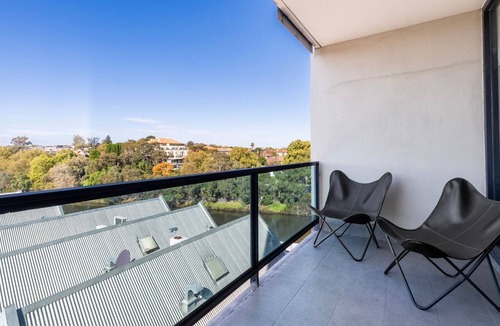 Richmond Apartment | Stunning River Views - Cozy Apartment w Parking