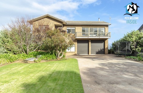 Carrickalinga House | Stunning Views & Reno'd Beach Chic