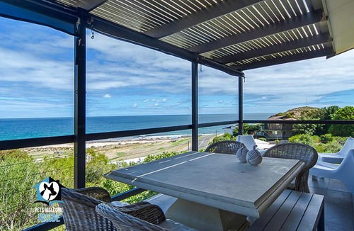 Carrickalinga House | Stunning Views & Renovated Beach Chic