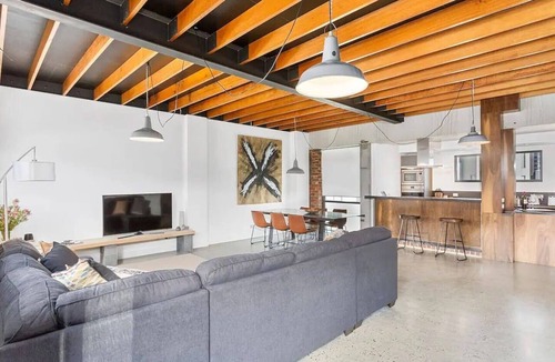 Hobart Central Business District Apartment | Stunning Warehouse Pad Moments from the Waterfront