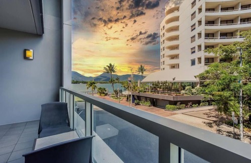 Cairns Central Business District Apartment | Stunning Waterfront Apartment in 5-star Complex