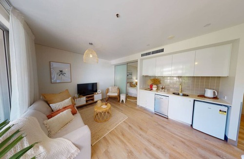 Cairns Central Business District Apartment | Stunning Waterfront Apartment in 5-star Complex