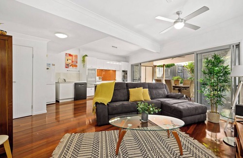 Milton House | StunningQuietDuallivingTownhouse Quiet Sanctuary close Suncorp Train Restaurants