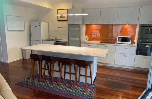 Milton House | StunningQuietDuallivingTownhouse Quiet Sanctuary close Suncorp Train Restaurants