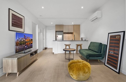 Moonee Ponds Apartment | Stylish 1-Bed Apartment With Gym & Pool