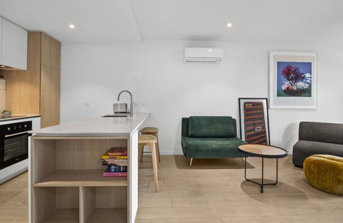 Moonee Ponds Apartment | Stylish 1-Bed Apartment With Gym & Pool