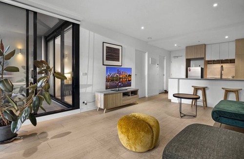 Moonee Ponds Apartment | Stylish 1-Bed Apartment With Gym & Pool