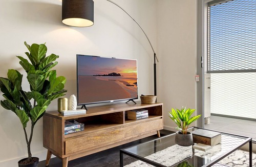 Richmond North Apartment | Stylish 1-Bed Apartment with Balcony, Sauna & Gym