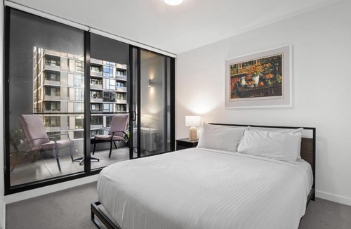 Moonee Ponds Apartment | Stylish 1-Bed Apartment With Gym & Pool